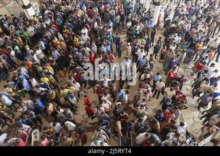 Dhaka, Bangladesh. 25th Apr 2022. La gente del Bangladesh aspetta in coda per ritirare i biglietti alla stazione ferroviaria di Komolapur mentre le ferrovie del Bangladesh iniziano a vendere i biglietti anticipati prima della vacanza di Eid al-Fitr a Dhaka, Bangladesh, 25 aprile 2022. EID al-Fitr è un'importante festa religiosa celebrata dai musulmani in tutto il mondo che segna la fine del Ramadan, il mese santo islamico del digiuno. (Credit Image: © Suvra Kanti Das/ZUMA Press Wire) Foto Stock