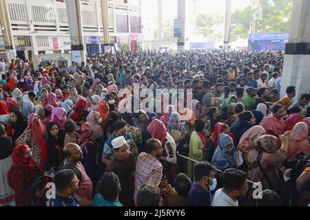 Dhaka, Bangladesh. 25th Apr 2022. La gente del Bangladesh aspetta in coda per ritirare i biglietti alla stazione ferroviaria di Komolapur mentre le ferrovie del Bangladesh iniziano a vendere i biglietti anticipati prima della vacanza di Eid al-Fitr a Dhaka, Bangladesh, 25 aprile 2022. EID al-Fitr è un'importante festa religiosa celebrata dai musulmani in tutto il mondo che segna la fine del Ramadan, il mese santo islamico del digiuno. (Credit Image: © Suvra Kanti Das/ZUMA Press Wire) Foto Stock