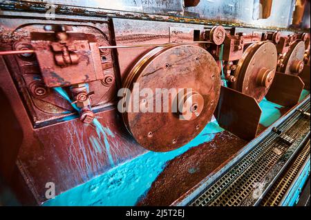 Utensile per raddrizzatura cavi in rame con bobine metalliche Foto Stock