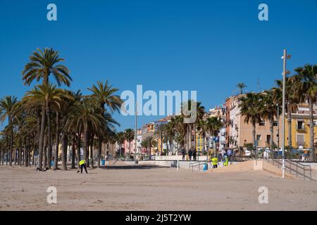 Villajoyosa Spagna pulizia della spiaggia in bella città con case colorate e palme Costa Blanca Alicante Foto Stock