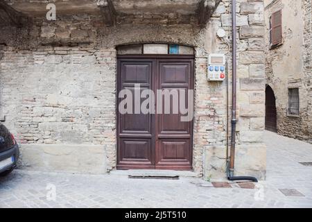 Collezione di porte medievali in legno in un antico borgo medievale e romano situato in Italia. Foto Stock