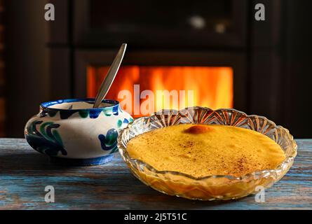 Crema pasticcera artigianale e fatta in casa, su un tavolo Foto Stock