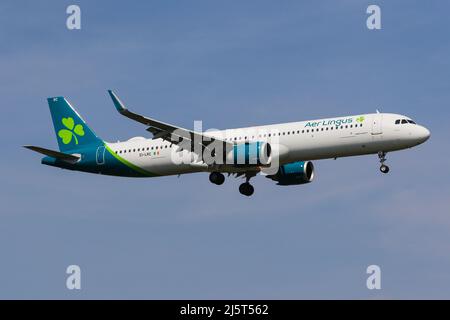 Un Airbus A321 NEO gestito da Aer Lingus arriva all'aeroporto di Londra Heathrow Foto Stock