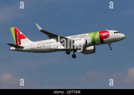 Un Airbus A320 NEO gestito da TAP Air Portugal arriva all'aeroporto di Londra Heathrow Foto Stock