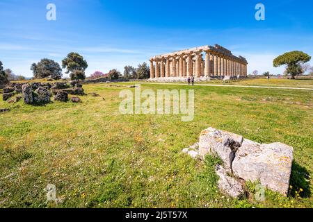 Paestum, Italia; 18 aprile 2022 - il Tempio di Hera a Paestum, che contiene alcuni dei templi greci più ben conservati del mondo. Foto Stock