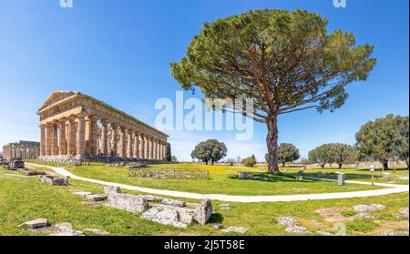 Paestum, Italia; 18 aprile 2022 - il Tempio di Hera a Paestum, che contiene alcuni dei templi greci più ben conservati del mondo. Foto Stock