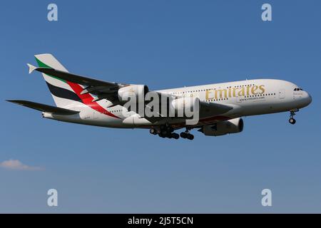 Un Airbus A380 gestito da Emirates arriva all'aeroporto di Londra Heathrow Foto Stock