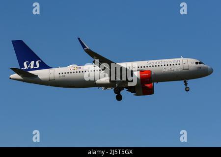 Un Airbus A320 NEO gestito da SAS arriva all'aeroporto di Londra Heathrow Foto Stock