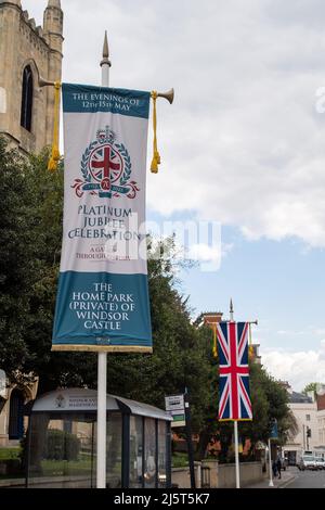 Windsor, Berkshire, Regno Unito. 25th aprile 2022. Bandiere e striscioni Union Jack sono state presentate intorno al centro di Windsor, fuori dal Castello di Windsor, davanti al Royal Windsor Horse Show. Tra il 12th e il 15th maggio si svolgeranno serate speciali per la celebrazione del Platinum Jubilee, intitolata a Gallop Through History, dopo il Royal Windsor Horse Show presso i giardini privati del Castello di Windsor, per celebrare il Giubileo del platino della Regina. Credit: Maureen McLean/Alamy Live News Foto Stock