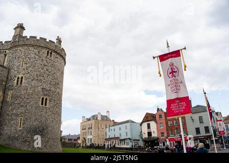 Windsor, Berkshire, Regno Unito. 25th aprile 2022. Bandiere e striscioni Union Jack sono state presentate intorno al centro di Windsor, fuori dal Castello di Windsor, davanti al Royal Windsor Horse Show. Tra il 12th e il 15th maggio si svolgeranno serate speciali per la celebrazione del Platinum Jubilee, intitolata a Gallop Through History, dopo il Royal Windsor Horse Show presso i giardini privati del Castello di Windsor, per celebrare il Giubileo del platino della Regina. Credit: Maureen McLean/Alamy Live News Foto Stock