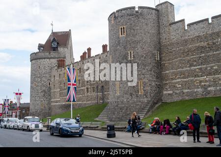 Windsor, Berkshire, Regno Unito. 25th aprile 2022. Bandiere e striscioni Union Jack sono state presentate intorno al centro di Windsor, fuori dal Castello di Windsor, davanti al Royal Windsor Horse Show. Tra il 12th e il 15th maggio si svolgeranno serate speciali per la celebrazione del Platinum Jubilee, intitolata a Gallop Through History, dopo il Royal Windsor Horse Show presso i giardini privati del Castello di Windsor, per celebrare il Giubileo del platino della Regina. Credit: Maureen McLean/Alamy Live News Foto Stock