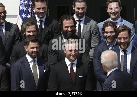 Washington, Stati Uniti. 25th Apr 2022. Il presidente degli Stati Uniti Joe Biden parla durante un evento per onorare i campioni 2020 e 2021 della Stanley Cup Tampa Bay Lightning sul prato del sud alla Casa Bianca il 25 aprile 2022 a Washington, DC. Foto di Oliver Contreras/UPI Credit: UPI/Alamy Live News Foto Stock