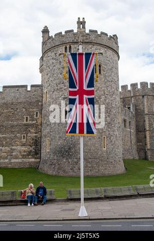 Windsor, Berkshire, Regno Unito. 25th aprile 2022. Bandiere e striscioni Union Jack sono state presentate intorno al centro di Windsor, fuori dal Castello di Windsor, davanti al Royal Windsor Horse Show. Tra il 12th e il 15th maggio si svolgeranno serate speciali per la celebrazione del Platinum Jubilee, intitolata a Gallop Through History, dopo il Royal Windsor Horse Show presso i giardini privati del Castello di Windsor, per celebrare il Giubileo del platino della Regina. Credit: Maureen McLean/Alamy Live News Foto Stock