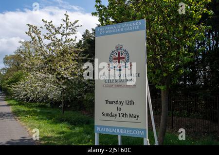 Windsor, Berkshire, Regno Unito. 25th aprile 2022. Bandiere e striscioni Union Jack sono state presentate intorno al centro di Windsor, fuori dal Castello di Windsor, davanti al Royal Windsor Horse Show. Tra il 12th e il 15th maggio si svolgeranno serate speciali per la celebrazione del Platinum Jubilee, intitolata a Gallop Through History, dopo il Royal Windsor Horse Show presso i giardini privati del Castello di Windsor, per celebrare il Giubileo del platino della Regina. Credit: Maureen McLean/Alamy Live News Foto Stock