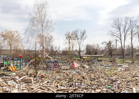 MAKARIV, UCRAINA - 23 aprile 2022: Distrutto asilo a seguito dell'invasione dell'Ucraina da parte delle forze di occupazione russe. I russi lanciano una bomba ad aria di notte il 26 marzo Foto Stock