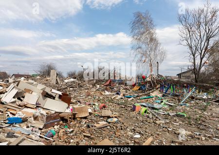 MAKARIV, UCRAINA - 23 aprile 2022: Distrutto asilo a seguito dell'invasione dell'Ucraina da parte delle forze di occupazione russe. I russi lanciano una bomba ad aria di notte il 26 marzo Foto Stock