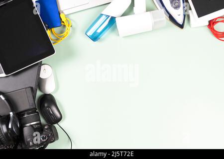 Vecchi computer, tablet digitali, telefoni cellulari, molti dispositivi elettronici usati, la casa e gli elettrodomestici rotti. Vista dall'alto. Obsolescenza pianificata Foto Stock