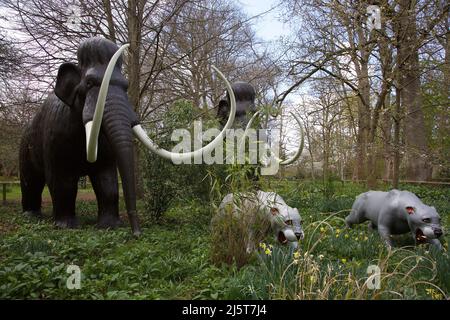 Il percorso dei dinosauri presso la Knebworth House, Hertfordshire, Inghilterra. Foto Stock