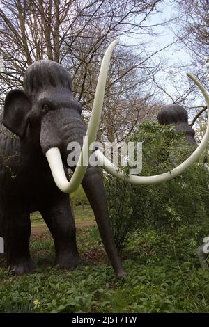 Il percorso dei dinosauri presso la Knebworth House, Hertfordshire, Inghilterra. Foto Stock