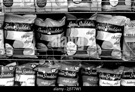 Chip di patate di Laura Scudder esposti su scaffali in un supermercato. Foto Stock