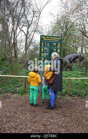 Il percorso dei dinosauri presso la Knebworth House, Hertfordshire, Inghilterra. Foto Stock