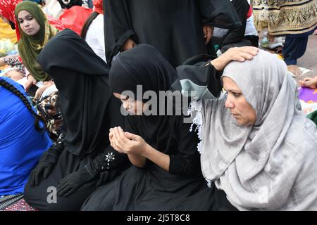 New Delhi, India. 25th Apr 2022. I musulmani a Roza Iftar rompono il loro digiuno durante il mese santo di Ramdan alla moschea di Jama Masjid a Nuova Delhi, India il 25 aprile 2022. (Foto di Ravi Batra/Sipa USA) Credit: Sipa USA/Alamy Live News Foto Stock