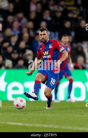 LONDRA, REGNO UNITO. APR 25th: James McArthur di Crystal Palace passa la palla durante la partita della Premier League tra Crystal Palace e Leeds United a Selhurst Park, Londra lunedì 25th aprile 2022. (Credit: Juan Gasparini | MI News) Credit: MI News & Sport /Alamy Live News Foto Stock