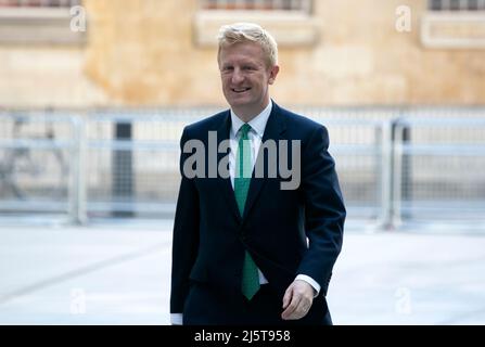 Londra, Inghilterra, Regno Unito. 24th Apr 2022. Il co-presidente del partito conservatore Oliver Dowden arriva alla BBC Broadcasting House, nel centro di Londra, Regno Unito. Dove sta comparendo in "giorno mattina" spettacolo politico. (Credit Image: © Martin Evans/ZUMA Press Wire) Foto Stock