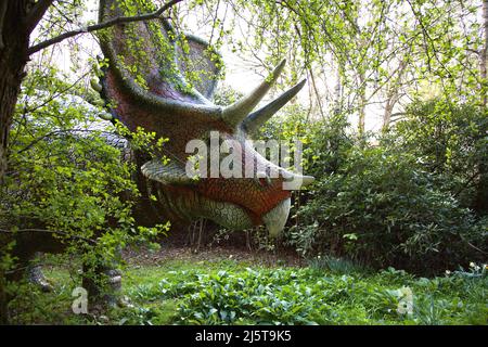 Il percorso dei dinosauri presso la Knebworth House, Hertfordshire, Inghilterra. Foto Stock