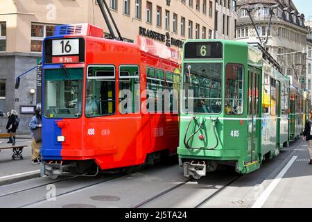 Basilea, Svizzera - Aprile 2022: Vecchi tram elettrici tradizionali affiancati. La città ha una vasta rete di tram Foto Stock