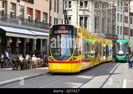 Basilea, Svizzera - Aprile 2022: Moderni tram elettrici nel centro della città. La città ha una vasta rete di tram Foto Stock