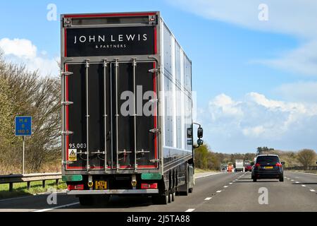 Bristol, Inghilterra - Aprile 2022: Vista posteriore di un camion articolato di consegna gestito dalla John Lewis Partnership che guida sull'autostrada M4 Foto Stock