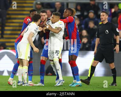 Londra, Inghilterra, 25th aprile 2022. I tempri si fanno beffare quando Daniel James e Raphinha di Leeds United vengono attaccati durante la partita della Premier League a Selhurst Park, Londra. Il credito d'immagine dovrebbe leggere: David Klein / Sportimage Credit: Sportimage/Alamy Live News Foto Stock