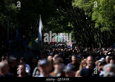 Lisbona, Portogallo. 25th Apr 2022. La gente partecipa a una sfilata per celebrare il 48th° anniversario della rivoluzione del garofano portoghese, a Lisbona il 25 aprile 2022. (Credit Image: © Pedro Fiuza/ZUMA Press Wire) Foto Stock