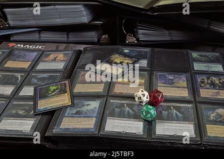 Wroclaw, Polonia - Febbraio 25 2022: Sfogliare una grande collezione di magia le carte di raccolta - costruzione ponte prima del torneo magico venerdì notte Foto Stock