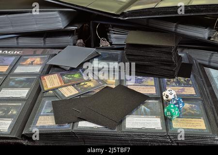 Wroclaw, Polonia - Febbraio 25 2022: Raccolta di rare, 'carte in foglio' per la magia il gioco di carte collezionabili (colore nero mono) Foto Stock