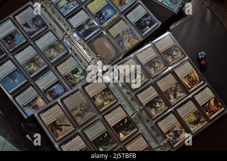 Wroclaw, Polonia - Febbraio 25 2022: Raccoglitori con carte rare per la magia il gioco di carte collezionabili, vista dall'alto Foto Stock