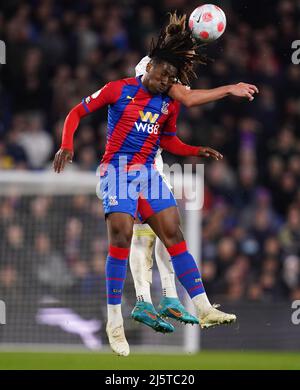 Eberechi Eze di Crystal Palace (a sinistra) e Luke Ayling del Leeds United combattono per la palla durante la partita della Premier League a Selhurst Park, Londra. Data foto: Lunedì 25 aprile 2022. Foto Stock