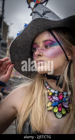 Modelli vestiti da Pierre Garroudi, durante la sua London Flash Mob Walk Foto Stock