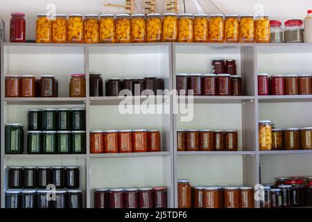 Negozio che vende marmellata fatta in casa ad Antalya, Turchia. Inceppamenti rack venduto Foto Stock