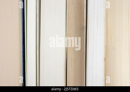 Molti booksbackground. Visualizzazione frontale delle pagine dei libri di copertina morbida del libro cartaceo Foto Stock