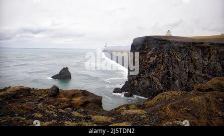 Sulla cima di una scogliera che si affaccia sull'oceano Foto Stock