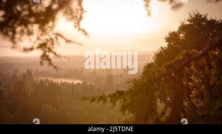 Caldo e luminoso sorgere del sole sulle montagne Foto Stock