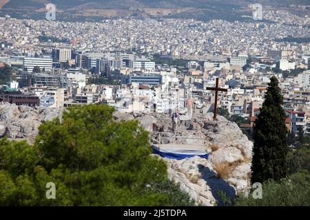 ATENE, GRECIA - GIUGNO 29: Areopagus (Mars Hill) dietro Atene Città dall'Acropoli il 29 giugno 2012 ad Atene, Grecia. Mars Hill è un sito importante situato a 140 metri sotto l'Acropoli. Foto Stock