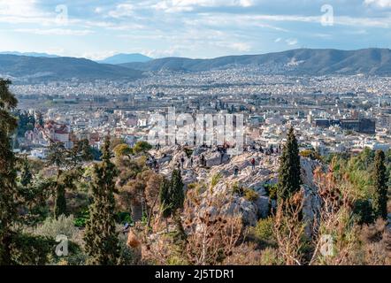 Atene, Grecia - Marzo 6 2022: Persone incidentali sulla collina di Areopagus godersi lo skyline di Atene. Foto scattata dalla collina dell'Acropoli. Foto Stock