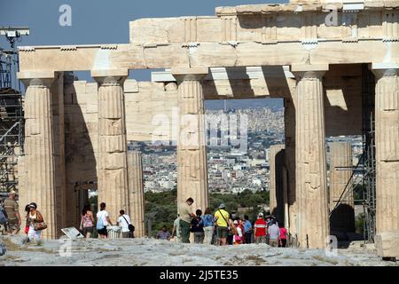 ATENE, GRECIA - 26 GIUGNO: I turisti sono all'ingresso per visitare l'Acropoli il 26 giugno 2011 ad Atene, Grecia. L'Acropoli è un'antica cittadella situata su uno sperone roccioso sopra la città di Atene. Foto Stock