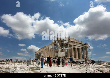ATENE, GRECIA - GIUGNO 26: Turisti nella famosa città vecchia Acropoli Tempio del Partenone il 26 giugno 2011 ad Atene, Grecia. La sua costruzione iniziò nel 447 a.C. nell'Impero Ateniano. Fu completato nel 438 a.C. Foto Stock