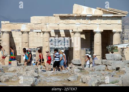 ATENE, GRECIA - GIUGNO 26: Turisti in famosa porta Propylea all'Acropoli il 26 giugno 2011 ad Atene, Grecia. Propylea è l'ingresso principale attraverso il quale passano migliaia di turisti. Foto Stock