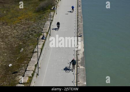 Fiume e porto di Pescara visto da Ponte del Mare, Pescara, Abruzzo, Italia, Aprile 2022 Foto Stock