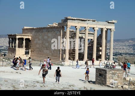 ATENE, GRECIA - GIUGNO 29: Turisti nella famosa città vecchia Acropoli Erechtheion Tempio il 29 giugno 2012 ad Atene, Grecia. La costruzione iniziò nel 447 a.C. nell'Impero Ateniano. Fu completato nel 438 a.C. Foto Stock